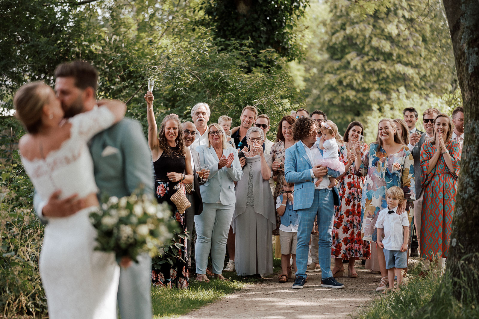 bruidspaar zoent met publiek op de achtergrond - Utrecht - Meral soydas wedding photographer