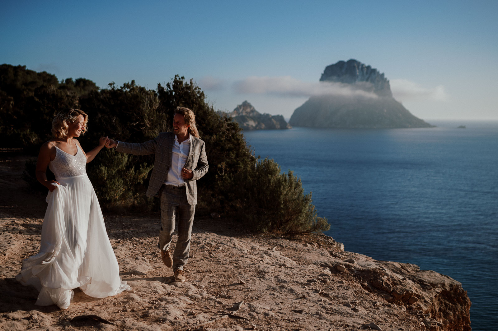 bruidspaar aan de kust van Ibiza